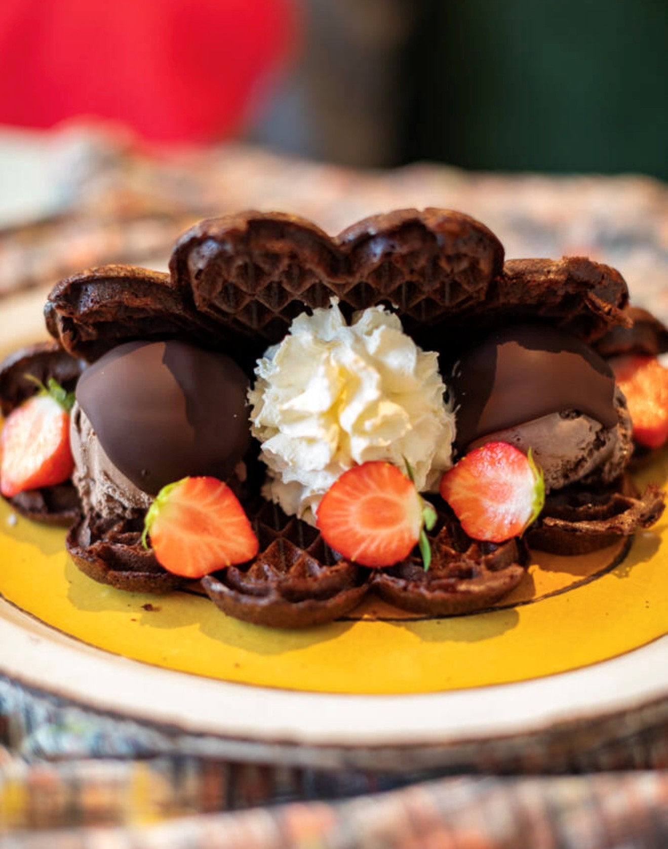 Chokladvåffla med grädde, chokladglass och jordgubbar.