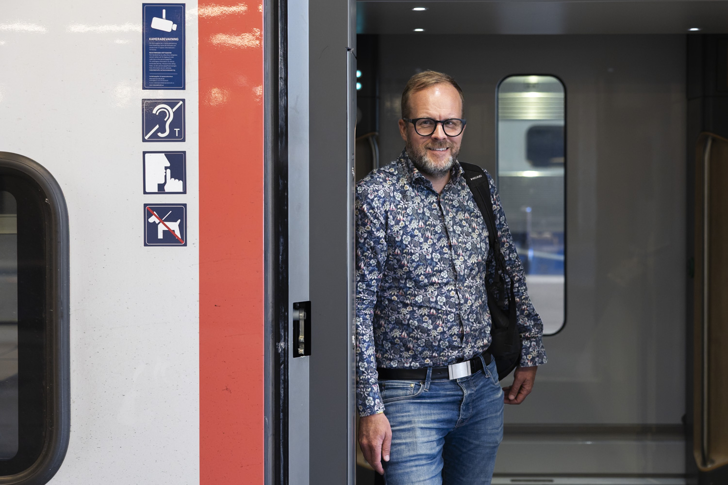 man som står i dörröppning på ett mälartåg