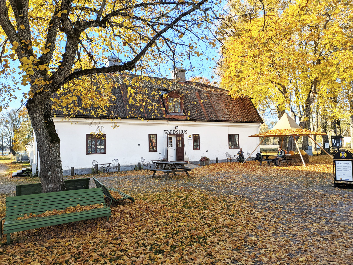 Vandrarhem i höstlandskap