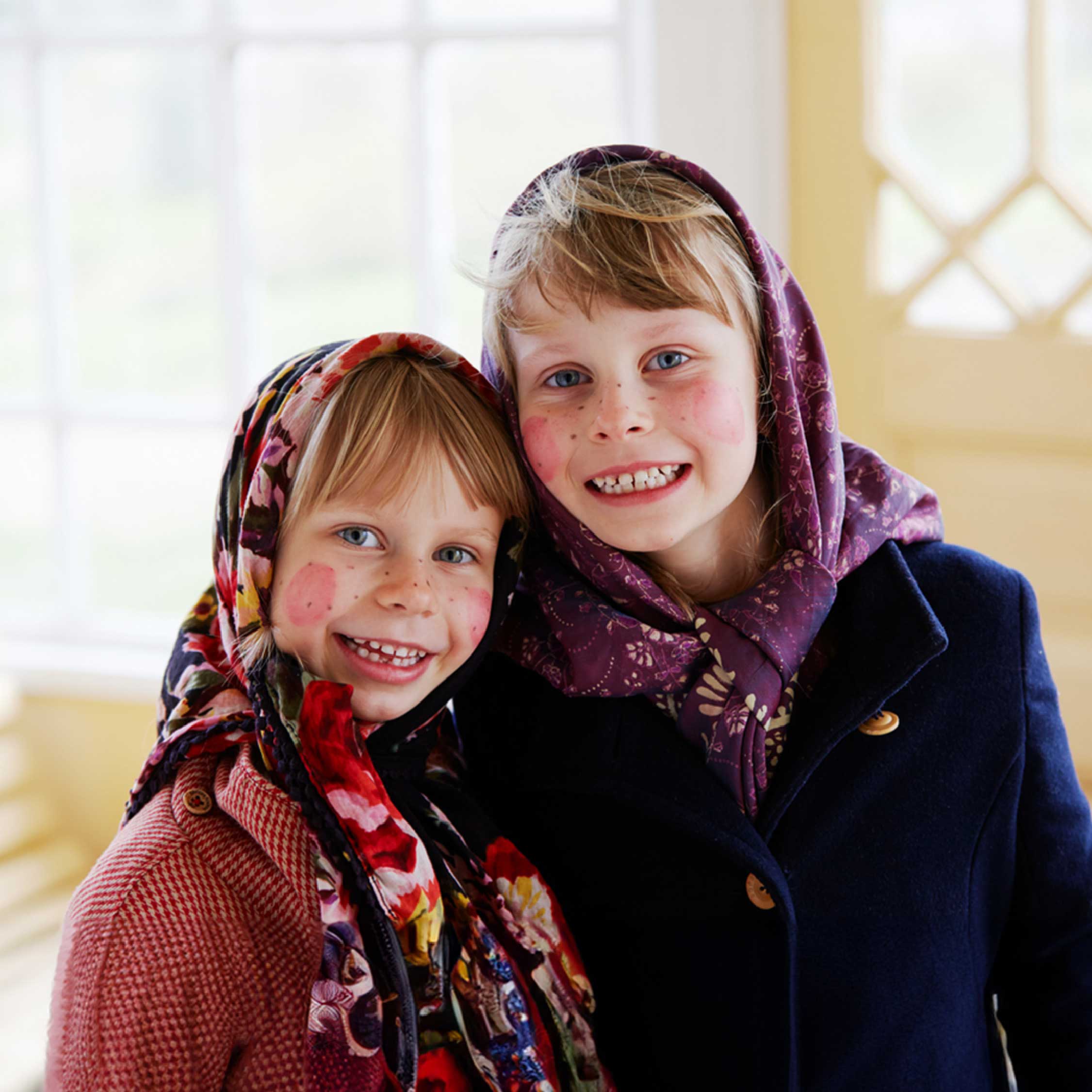 Två barn utklädda till påskkärringar. 