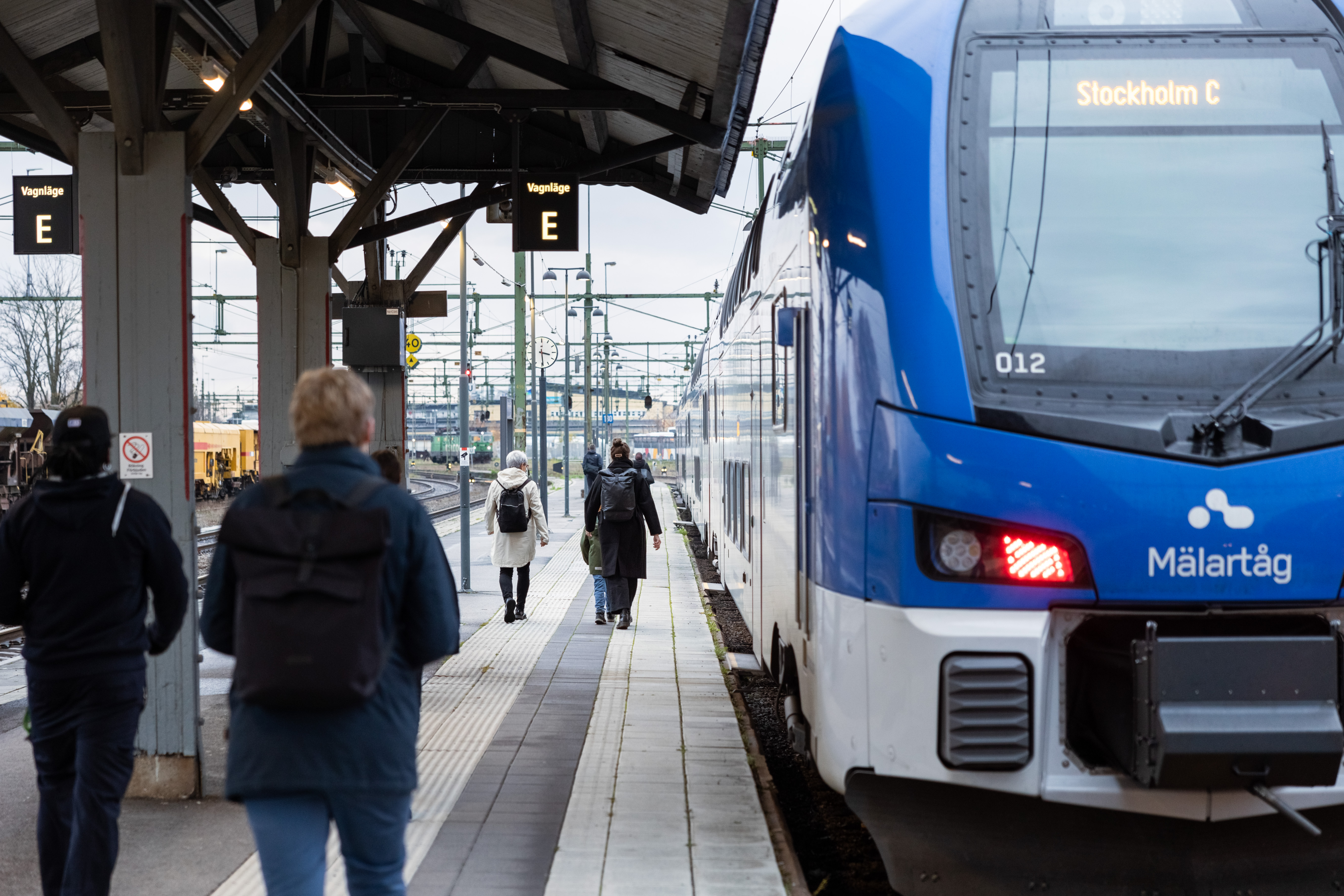 Resenärer promenerar på plattformen